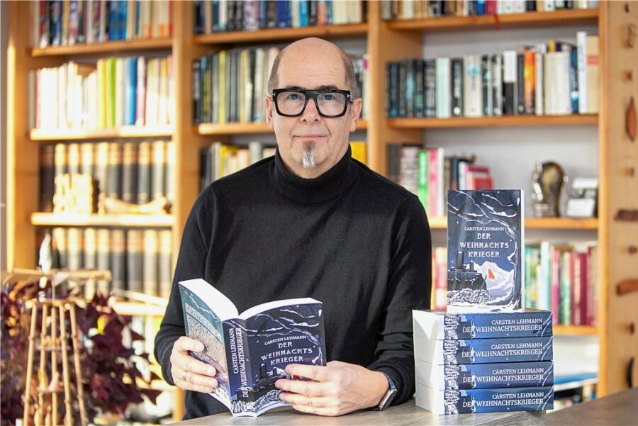 Plauener Autor veröffentlicht mit 60 Jahren seinen Debütroman - Der Plauener Autor Carsten Lehmann mit seinem Debütroman "Der Weihnachtskrieger".