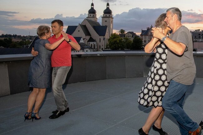 Plauener Bastion wird zur Tango-Tanzfläche - Bis in die Dämmerung hinein tanzten Tangoliebhaber vor der eindrucksvollen Stadtkulisse auf der Bastion. 