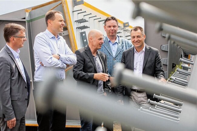 Plauener Brückenbau-Spezialist PST ächzt unter Last der Bürokratie: Autobahn-Guru soll als Vermittler Wege ebnen - Ortstermin bei PST: FDP-Bundestagsabgeordneter Torsten Herbst (rechts) hat sich bei PST ein Bild gemacht. Die Geschäftsführer André Friedrich, Frank Giebel und Gerald Eckersberg sprach Klartext. Links: FDP-Politiker Uwe Geißler.