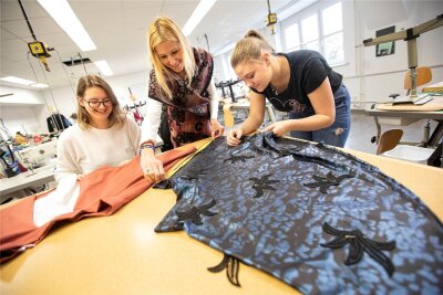 Plauener BSZ e.o.plauen gibt am Samstag Einblicke in den Alltag - Besucher können sich als Modedesigner ausprobieren - Beim Tag der offenen Tür kann man Talente erproben - so wie hier kürzlich Schülerinnen aus Tschechien.