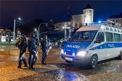 Plauener CDU kritisiert  "Spaziergänge" - Starke Polizeikräfte waren in Plauen zusammengezogen worden, um einen Spaziergang als Protest gegen die Coronapolitik zu unterbinden. 