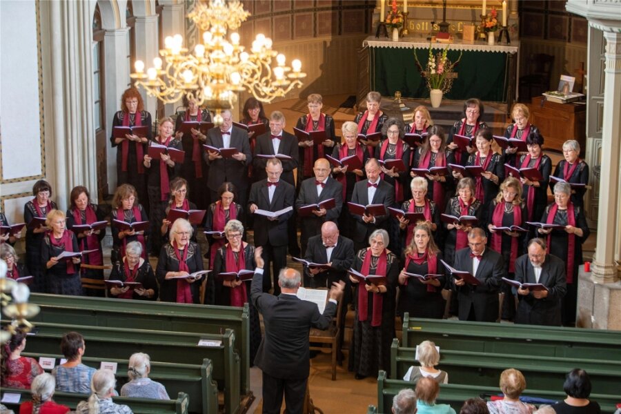 Plauener Chor besticht beim Konzertsommer in Elsterberg mit musikalischer Vielfalt - Die Singakademie Plauen unter Leitung von Torsten Petzold bestach mit musikalischer Vielfalt.