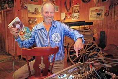 Plauener DJ-Urgestein Gerd Schremmer will noch paar Jahre ranhängen - DJ-Urgestein Gerd Schremmer, der in den Tanzsälen Musik noch mit Tonbändern abspielte, lädt diesen Samstag zur Jubiläumsparty in die Plauener Ranch ein. In der Kultkneipe startete er 1979 erstmals mit der Diskothek Alpha durch. Die Originaljacke (Foto) hält der Disco-Oldie bis heute in Ehren. 