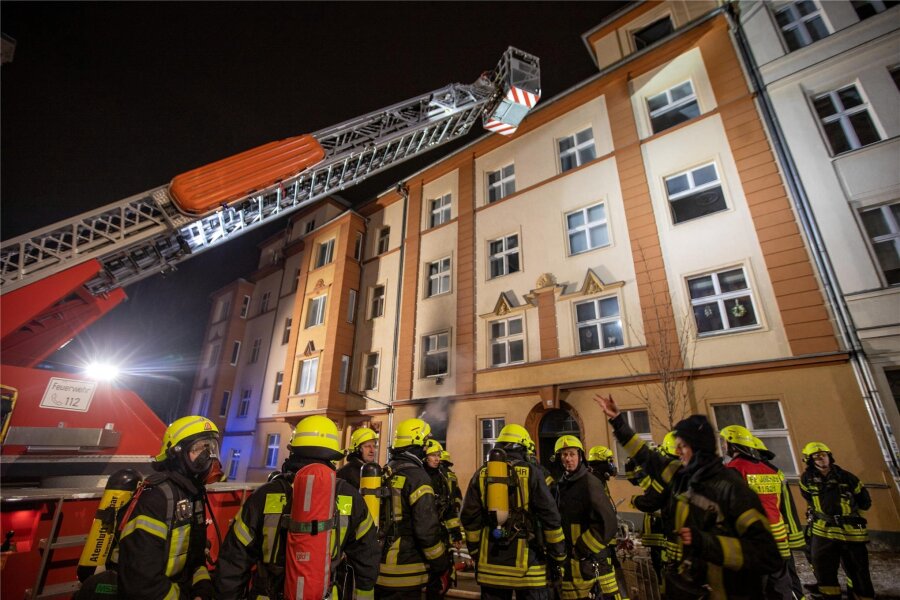 Plauener Drehleiter kaputt: Wie die Feuerwehr Rettungseinsätze in Hochhäusern jetzt meistert - Der Einsatz in der Bergstraße im Februar 2023 war einer der größeren, zu dem die Drehleiter ausgefahren wurde.