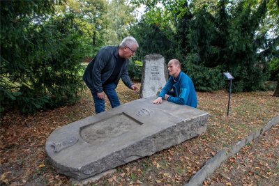 Plauener Ehrenbürger berichtet über den Entdecker der Dobenau - Gert Müller (links) und Ulrich Franke an dem Grabstein, der die Nachforschungen über Ferdinand Mohr ins Rollen brachte.