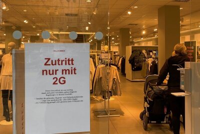 Plauener Einzelhandel im 2G-Modus: "Es ist eine Katastrophe" - Eingang des Modegeschäfts H&M in Plauen: Seit Anfang der Woche dürfen dort lediglich Geimpfte und Genesene einkaufen. Die Kontrollen allerdings fallen in den Läden der Innenstadt recht unterschiedlich aus.