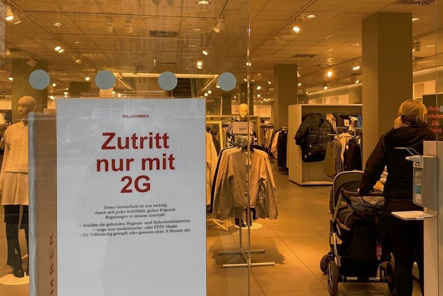 Plauener Einzelhandel im 2G-Modus: "Es ist eine Katastrophe" - Eingang des Modegeschäfts H&M in Plauen: Seit Anfang der Woche dürfen dort lediglich Geimpfte und Genesene einkaufen. Die Kontrollen allerdings fallen in den Läden der Innenstadt recht unterschiedlich aus.