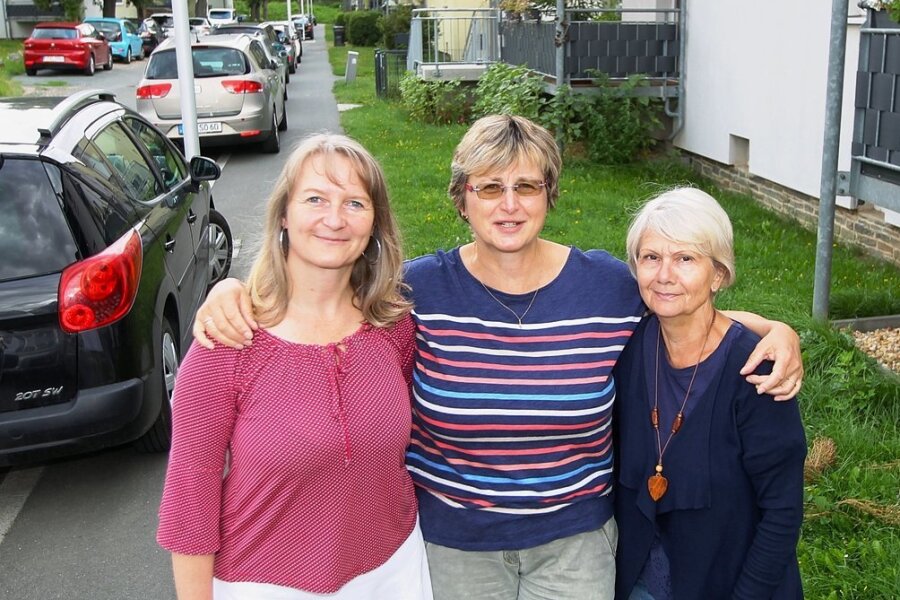 Plauener Elterninitiative wird 30 Jahre - Simone Blechschmidt (links) ist die Jüngste im Bunde - sie ist die Stellvertreterin von Geschäftsführerin Petra Roth (Mitte), die unter anderem mit Sabine Müller vor 30 Jahren die Elterninitiative gegründet hat. 