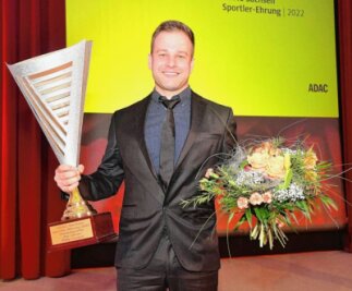 Plauener erweitert Titelsammlung - Über Blumen und Pokal freute sich der Plauener Philip Geipel bei der Gala des ADAC Sachsen in Zwickau.