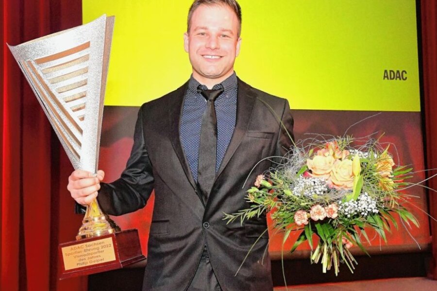Plauener erweitert Titelsammlung - Über Blumen und Pokal freute sich der Plauener Philip Geipel bei der Gala des ADAC Sachsen in Zwickau.
