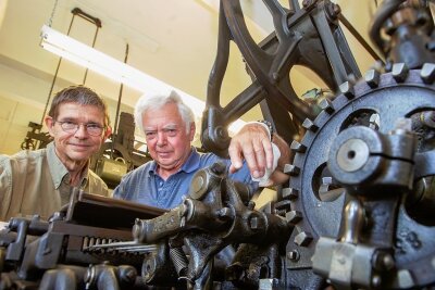 Plauener Experten für Textilgeschichte lüften das Geheimnis einer 111 Jahre alten Maschine - Der Stickautomat der Vogtländischen Maschinenfabrik AG aus dem Jahre 1910 ist etwas besonders. Frank Luft und Lutz Müller (rechts) haben das Geheimnis der alten Maschine gelüftet. 