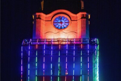 Plauener Feuerwehr baut diese Woche das Lichtnetz am Rathausturm ab - Das LED-Netz am Rathausturm war die Attraktion im Festjahr 900 Jahre Plauen. Nun ist es erloschen und wird demontiert.