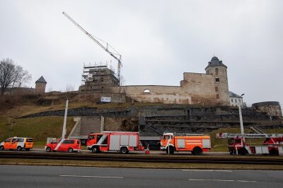 Plauener Feuerwehr rückt zum Schlossberg aus - Einsatz im Luftschutzmuseum: Die Berufsfeuerwehr absolvierte dort eine Übung zur Höhen- und Tiefenrettung. 