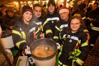 Plauener Feuerwehr spendet Erlös aus Kochaktion auf dem Plauener Weihnachtsmarkt an regionale Vereine - Das Team der Freiwilligen Feuerwehr Stadtmitte hat bei der Kochaktion auf dem Weihnachtsmarkt Linsensuppe zubereitet.
