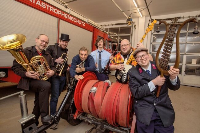 Plauener Feuerwehrkapelle landet einen Hit - Die Kauschwitzer Feuerwehrkapelle. Von links: Frank Lehmann, Philipp Schwerdtner, Mike Wunderlich, Sören Strehlow, Hendrik Rausch und Hannes Lehmann. Er hält die über 100 Jahre alte Lyra in den Händen. 