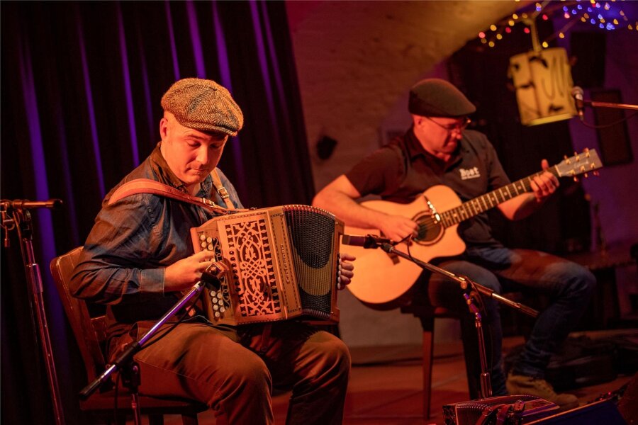 Plauener Folkherbst entführt ins Baskenland - Zwei der Musiker des Xabi Aburruzaga Trios auf der Kellerbühne im Malzhaus.