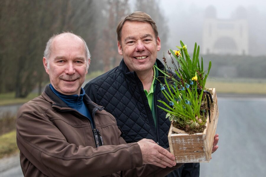 Plauener Gartencenter Bornemann übernimmt Grünservice Packmohr - Steffen Packmohr (links) übergibt sein Unternehmen an Lars Bornemann. Mit der Grabpflege soll es wie gewohnt weitergehen.