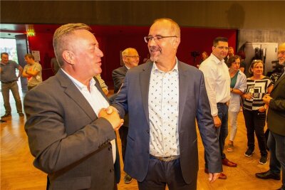 Plauener haben einen neuen Oberbürgermeister gewählt: Zenner will Miteinander in der Stadt verbessern - Amtsinhaber Ralf Oberdorfer (links) gratulierte seinem Nachfolger Steffen Zenner. 