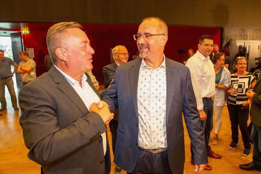 Plauener haben einen neuen Oberbürgermeister gewählt: Zenner will Miteinander in der Stadt verbessern - Amtsinhaber Ralf Oberdorfer (links) gratulierte seinem Nachfolger Steffen Zenner. 