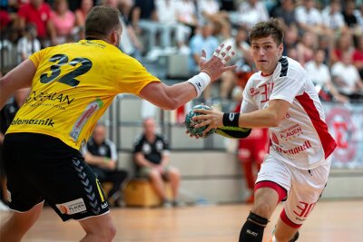 Plauener Handball-Derby: Oberlosa feiert Sieg beim HC Einheit - Petr Jahn (am Ball gegen Jakub Kolomaznik) hat mit dem HC Einheit Plauen einen Sieg im Stadtduell verpasst.