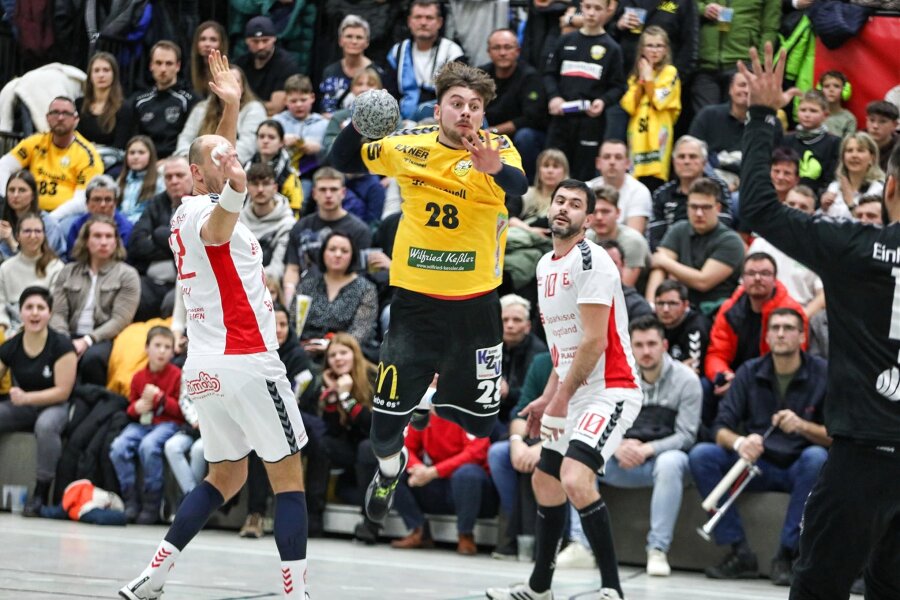 Plauener Handballderby begeistert die Fans - Das Plauener Handball-Derby hielt, was es versprach: In der voll besetzten Helbig-Halle erlebten die Fans ein spannendes Match. Am Ende feierte wie schon im Hinspiel der SV 04 Oberlosa (am Ball: Louis Hertel).