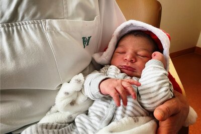 Plauener Helios-Klinikum verzeichnet deutlichen Geburtenanstieg - Der kleine Oskar Joel kam am Heiligabend im Vogtland-Klinikum zur Welt und zählt zu den 900 Kindern, die dort im vergangenen Jahr geboren wurden.