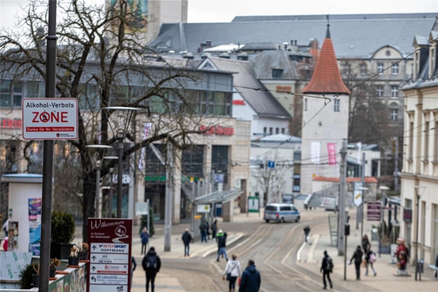 Plauener Innenstadt: Oberbürgermeister will Sicherheitslage im Frühjahr neu bewerten - Auf dem Postplatz in Plauen herrscht Alkoholverbot in der Öffentlichkeit. Einzelhändler beklagen, mit Einführung der Zone habe sich das Problem auf die Bahnhofstraße verlagert.