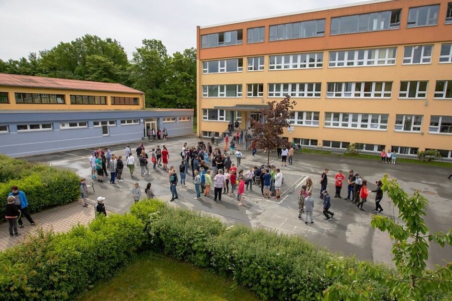 Plauener Käthe-Kollwitz-Schule schlägt wegen des Platzmangels Alarm - Klein sind Schulhof und Außenanlagen nicht gerade. Nach Meinung der Schulleitung und der Elternsprecher gibt es dennoch viel zu tun.
