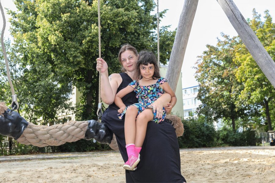 Plauener Kinderärztin geht in Rente: So schwierig ist für Eltern die Suche nach einer neuen Praxis - Karina Wolf sucht für Töchterchen Maryam eine neue Kinderarztpraxis.