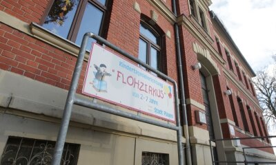 Plauener Kindergarten soll in Ferien schließen: Eltern sind sauer - Die Kindertagesstätte "Flohzirkus" in Kauschwitz muss im nächsten Sommer voraussichtlich zwei Wochen schließen.