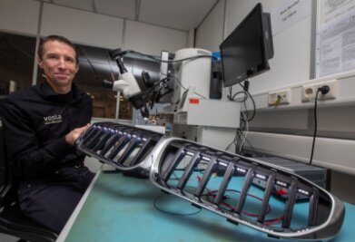 Plauener Lampenhersteller will nach schwierigen Jahren wachsen - Sven Reyer ist beim Plauener Lampenhersteller Vosla als Vertriebsleiter tätig. Er präsentiert eine der Neuentwicklungen des Unternehmens: einen BMW-Kühlergrill mit integrierter LED-Beleuchtung. 