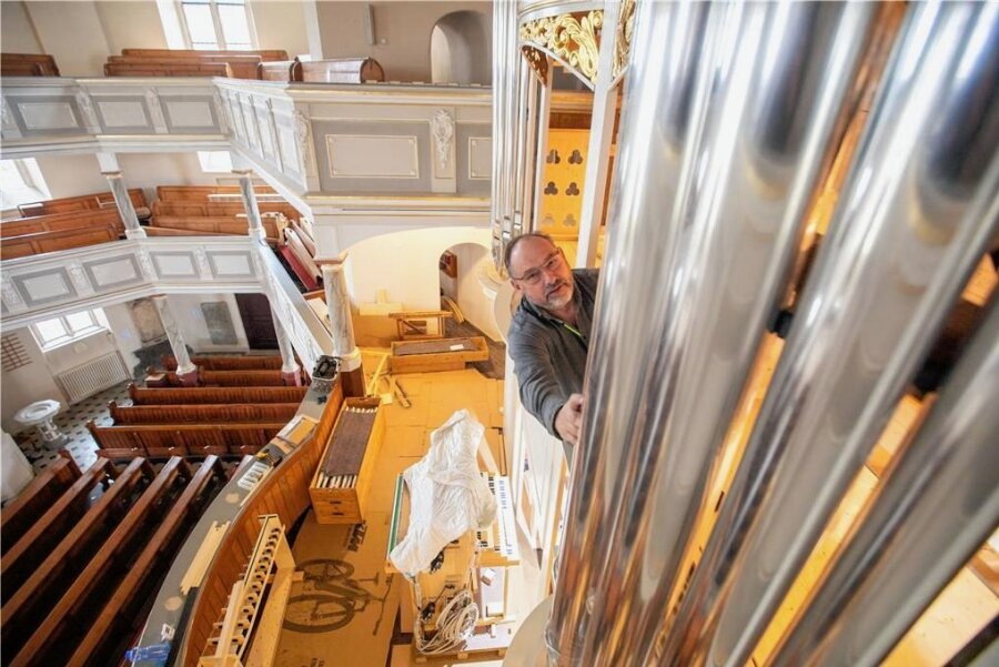 Plauener Lutherkirche bekommt restauriertes Instrument: Orgelbauer nach 10.000 Arbeitsstunden auf der Zielgeraden - Orgelbauer Thomas Wolf bei der Arbeit in der Plauener Lutherkirche. 