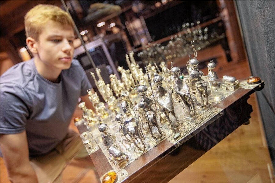 Plauener Malzhausgalerie verwandelt sich in ein Schachwunderland - Die neue Ausstellung zeigt auch interessante und seltene Schachfiguren, Benjamin Groß half beim Aufbau der Ausstellung.