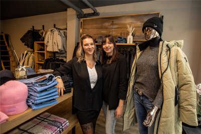 Plauener Marktstraße: Warum die neue Modeboutique jetzt ihre Öffnungszeiten ändert - Inhaberin Janine Pilz mit Mitarbeiterin Mandy Baumgärtel im P9 Denim in der Plauener Marktstraße.