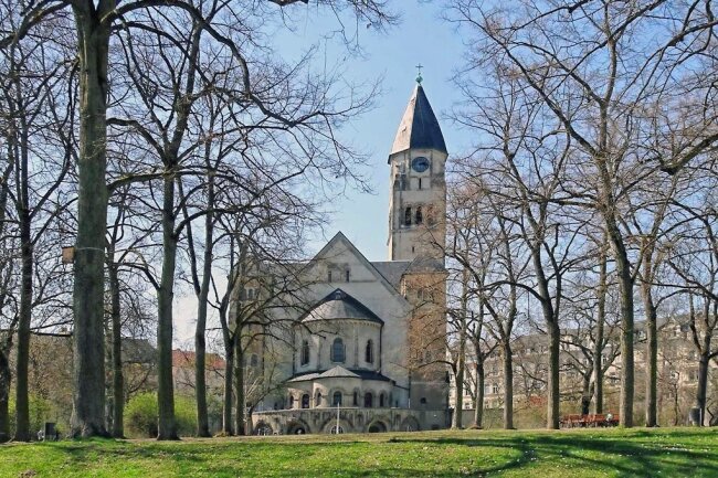 Plauener Markuskirche rundum mit Nazi-Aufklebern verschandelt - Die Markuskirche wurde mit politisch motivierten Aufklebern versehen.