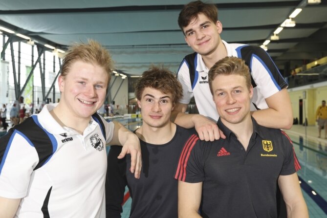  Ein Quartett des TC Nemo Plauen gehört zum deutschen Team bei der Europameisterschaft im Flossenschwimmen. Vorn von links Sidney Zeuner, Max Poschart und Malte Striegler sowie hinten Nachwuchstalent Robert Golenia. 