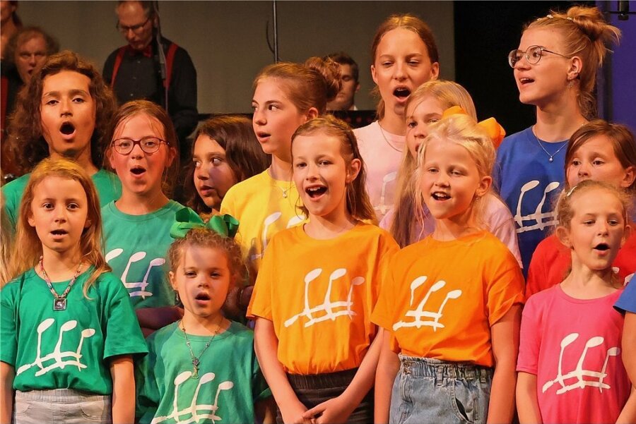 Plauener Musikschüler vermitteln mit großer Show grenzenlose Freude an der Musik - Für Stimmung sorgte auch der Kinderchor des Konservatoriums. 