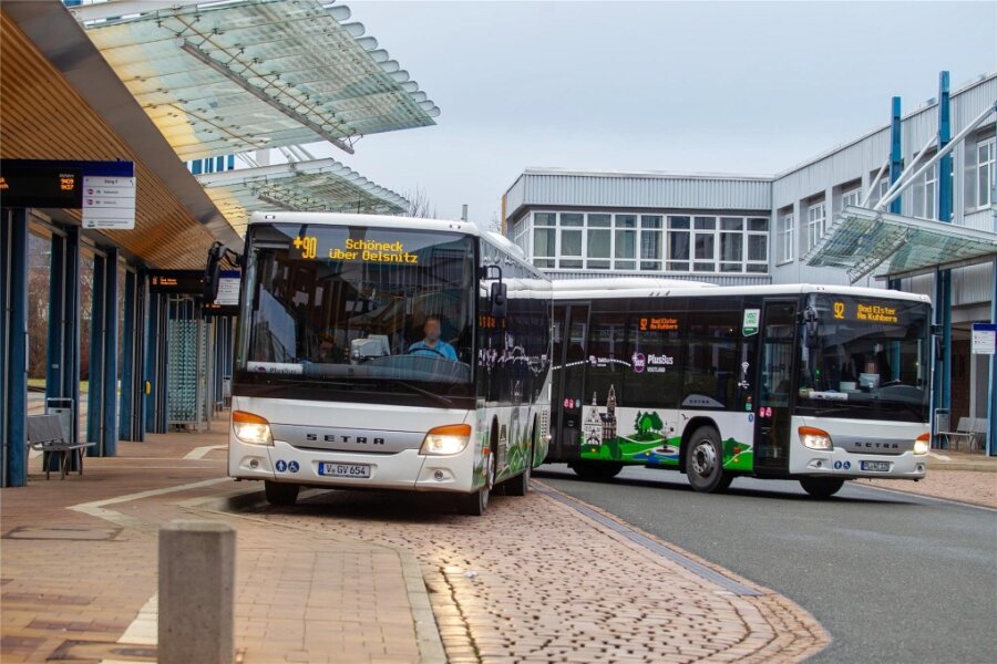 Plauener Nahverkehrsbetrieb will zu regulärem Nachtfahrplan zurückkehren - Busverkehr am Oberen Bahnhof in Plauen: Der Krankenstand beim Betreiberunternehmen ist rückläufig.