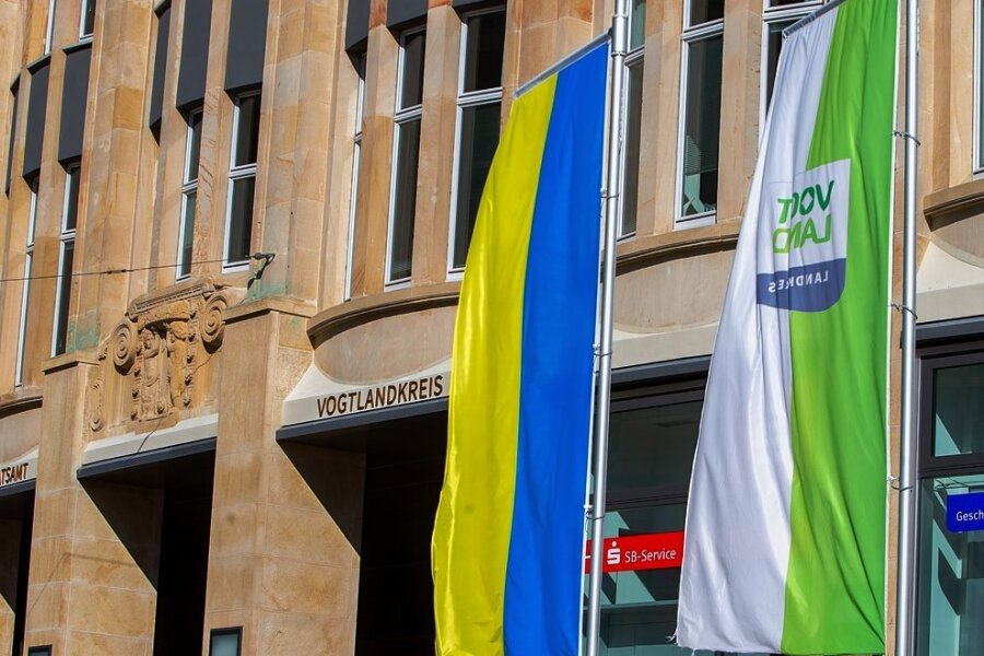 Plauener Oberbürgermeister schlägt frühere WBG-Zentrale im Westend als Unterkunft für Flüchtlinge vor - Mit einer Ukraine-Flagge wird am Landratsamt in Plauen ein Zeichen für das vom Krieg betroffene Land gesetzt. 