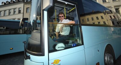 Plauener Omnibusbetrieb verjüngt Flotte - Der Oelsnitzer Mario Fritzsch fährt für den Plauener Omnibusbetrieb einen der neuen Mercedes-Busse. Am Dienstagwurden die Modelle mit 49 Sitzplätzen auf dem Oelsnitzer Marktplatz vorgestellt. Alle sind klimatisiert und mit einem Lift für Rollstuhlfahrer ausgestattet.
