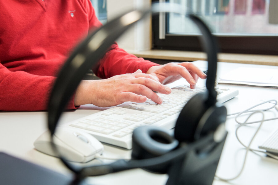 In Hamburg tippt ein Mitarbeiter während eines Pressetermins in der Zentralen Unterstützung der Kontaktnachverfolgung auf einer Computer-Tastatur.