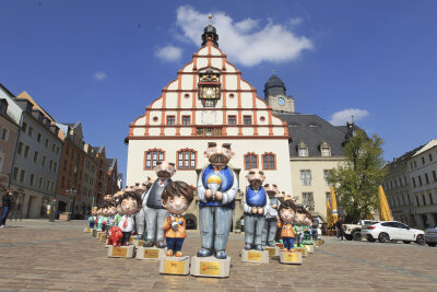 Plauener Rathaus startet Gewinnspiel mit Vater und Sohn - Vater-und-Sohn-Duos als Parade vor dem Alten Rathaus, bevor sie im Stadtzentrum verteilt wurden.