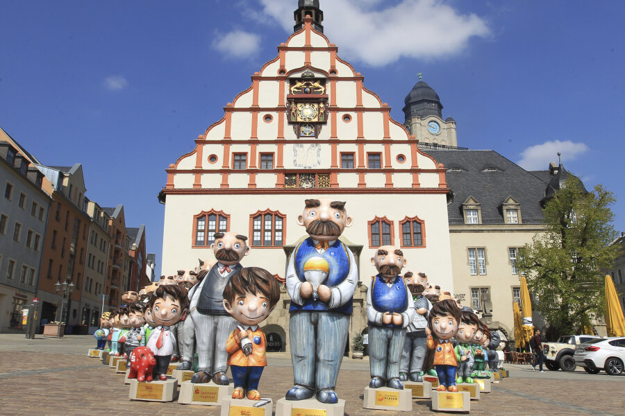 Plauener Rathaus startet Gewinnspiel mit Vater und Sohn - Vater-und-Sohn-Duos als Parade vor dem Alten Rathaus, bevor sie im Stadtzentrum verteilt wurden.
