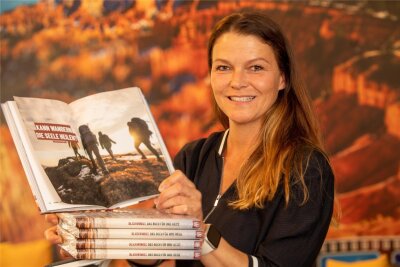 Plauener Reiseexpertin schreibt Buch - Die Jößnitzer Touristikerin Franziska Hegner mit ihrem ersten Buch „Blickwinkel“.