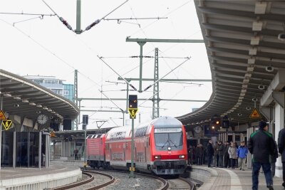 Plauener S-Bahn-Anschluss nach Leipzig verzögert sich auf Ende 2026 - Bahnreisende müssen nun noch länger auf eine Direktverbindung vom Oberen Bahnhof Plauen über Leipzig nach Halle warten. Sie ist jetzt für Dezember 2026 angekündigt.