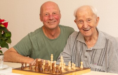 Plauener Schach-König wird Heiligabend 100 Jahre alt - Hans Orlamünder spielt mit Sohn Gerhard (links) zwar keine Schachpartie mehr, gemeinsam gelacht wird aber immer noch herzlich. 