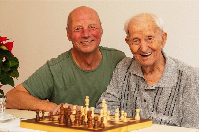 Hans Orlamünder spielt mit Sohn Gerhard (links) zwar keine Schachpartie mehr, gemeinsam gelacht wird aber immer noch herzlich. 