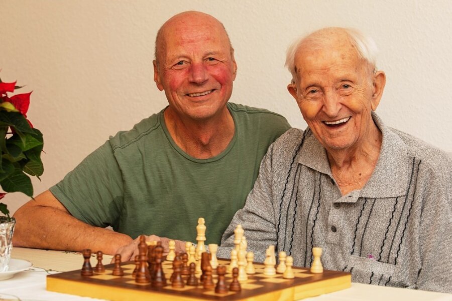 Plauener Schach-König wird zu Heiligabend 100 Jahre alt - Hans Orlamünder spielt mit Sohn Gerhard (links) zwar keine Schachpartie mehr, gemeinsam gelacht wird aber immer noch herzlich. 