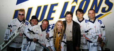 Plauener schreiben Eishockey-Hymne - Great Jokers-Sänger Oliver Meier (3. von links) und die Musiker von Hella Donna bei der Premiere der Hymne für den Leipziger Eishockey-Club Blue Lions. 