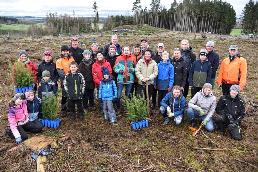 Plauener Schüler pflanzen 1800 Bäume - Schüler, Eltern und Lehrer des Diesterweg-Gymnasiums Plauen haben bei Dröda 1800 Bäume gepflanzt.